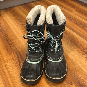 L.L. BEAN women's lace-up waterproof insulated winter boots size 8